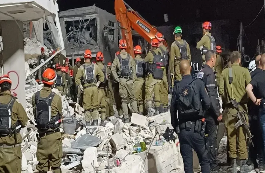 ارتفاع حصيلة قتلى القصف الإيراني في بات يام إلى 9 ومئات المصابين تحت الأنقاض