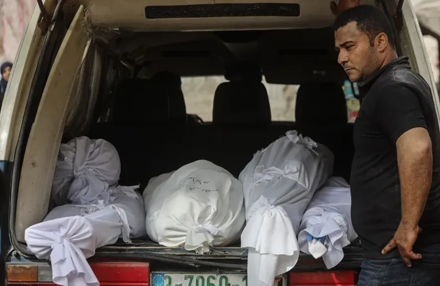 مجزرة في  خان يونس.. إسرائيل تقصف آلاف الفلسطينيين أثناء انتظارهم المساعدات وتقتل 65 مدنيًا