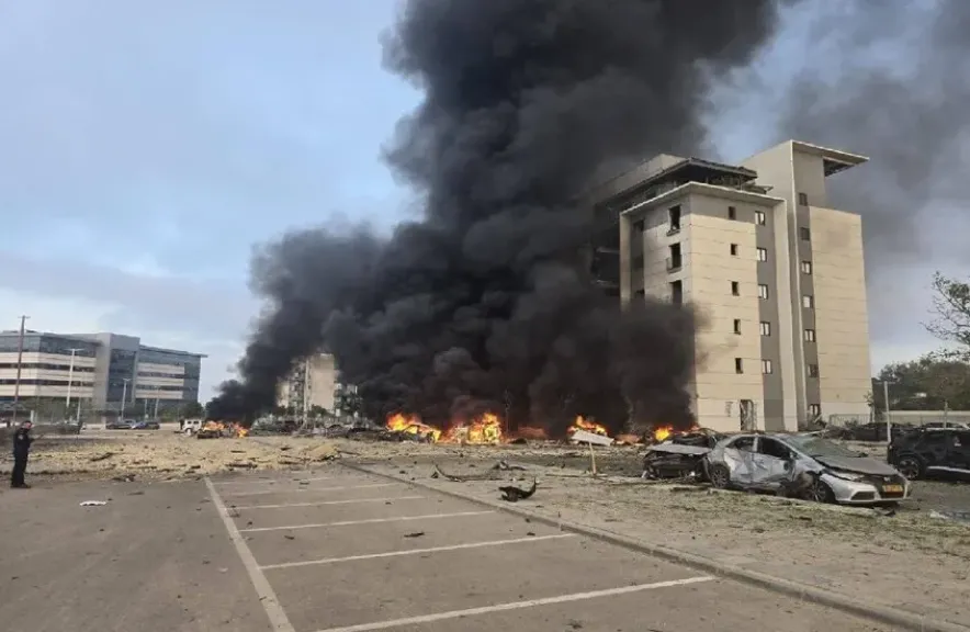 هجوم صاروخي  من إيران على بئر السبع.. صاروخ يحرق سيارات ويصيب مباني بينها مقر لمايكروسوفت