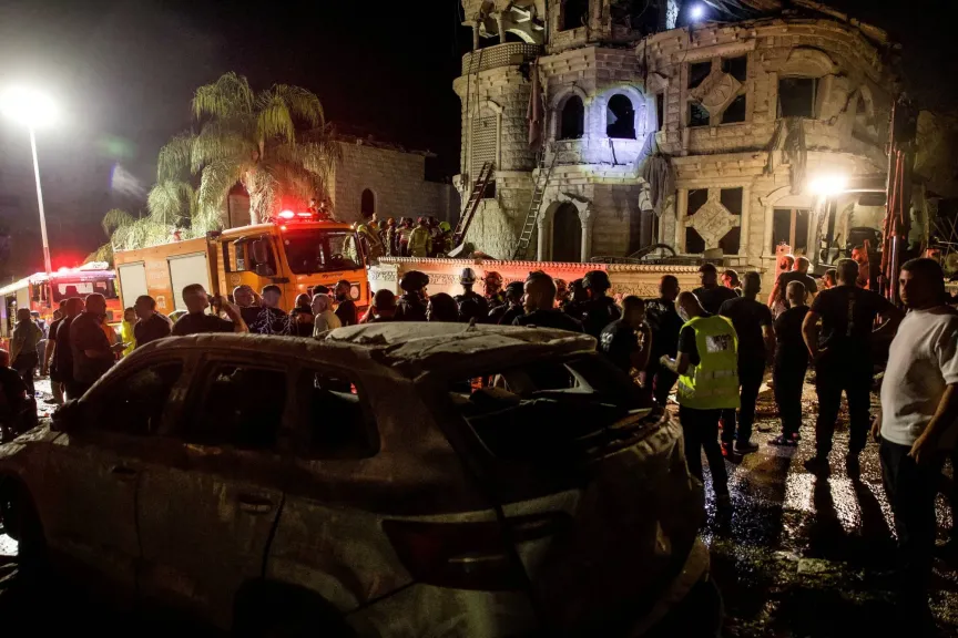 الجيش الإسرائيلي يعلن رصد صواريخ قادمة من إيران تستهدف مناطق واسعة داخل إسرائيل