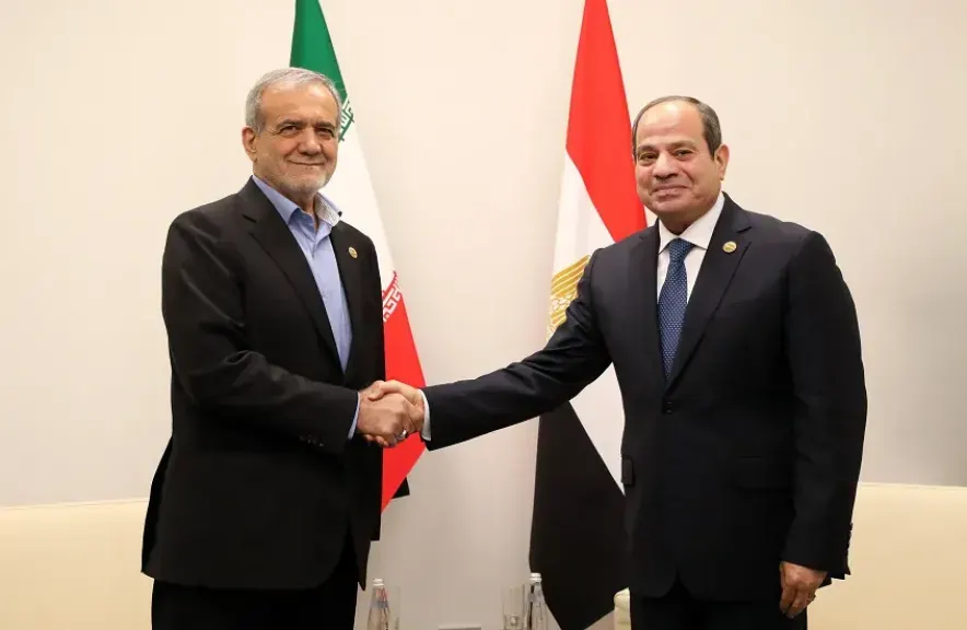 السيسي لبزشكيان: مصر ترفض التصعيد الإسرائيلي ضد إيران وتتمسك بخفض التوتر في الشرق الأوسط