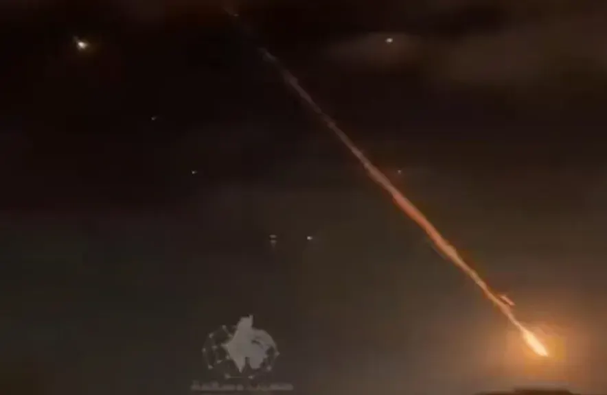 إيران تستخدم صاروخ ”خيبرشكن” متعدد الرؤوس لأول مرة في قصف إسرائيل. وتستهدف منشآت استراتيجية داخل الأراضي المحتلة