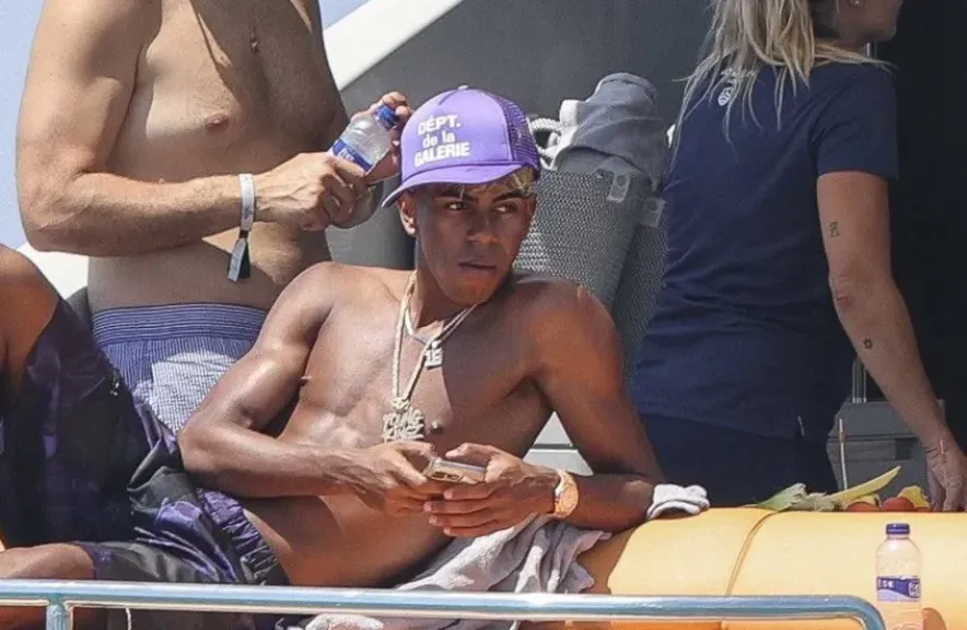 شاهد بالصور :لامين جمال يشعل مواقع التواصل بصور على يخت فاخر رفقة فتيات في إيبيزا