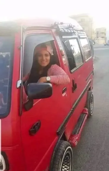 طالبة طب تعمل سائقة ميكروباص وتنفق على دراستها وأسرتها: ”فخورة بنفسي وهذا شرف”