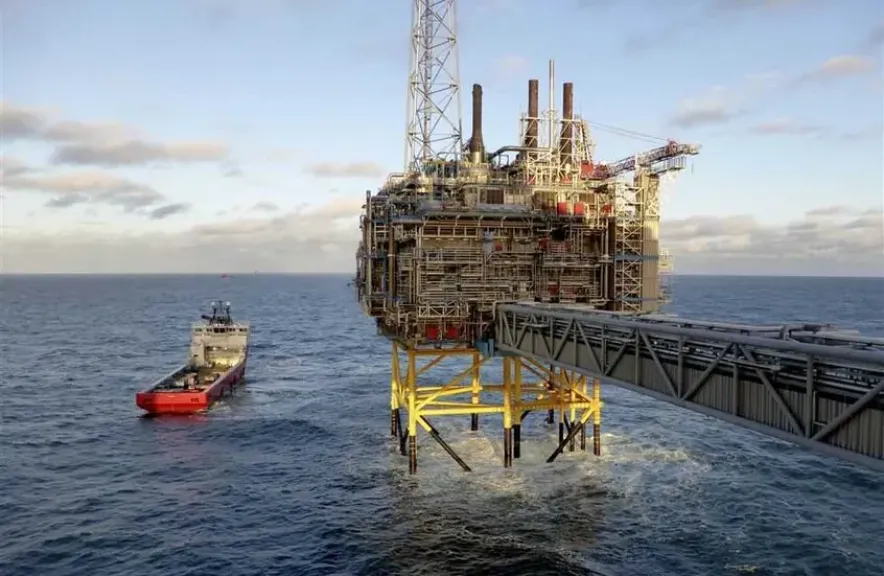 غرق حفار البترول ”إد مارين 12” في البحر الأحمر واإنقاذ 21 شخصًا ومصابين بإصابات متفرقة