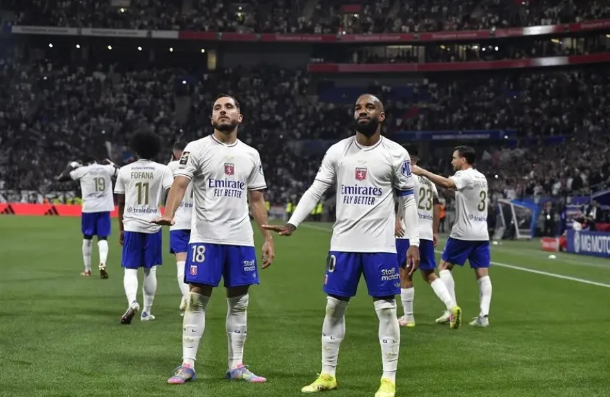 من ليون إلى نيوم.. القناص الفرنسي لاكازيت يفتتح مسيرته في دوري روشن السعودي