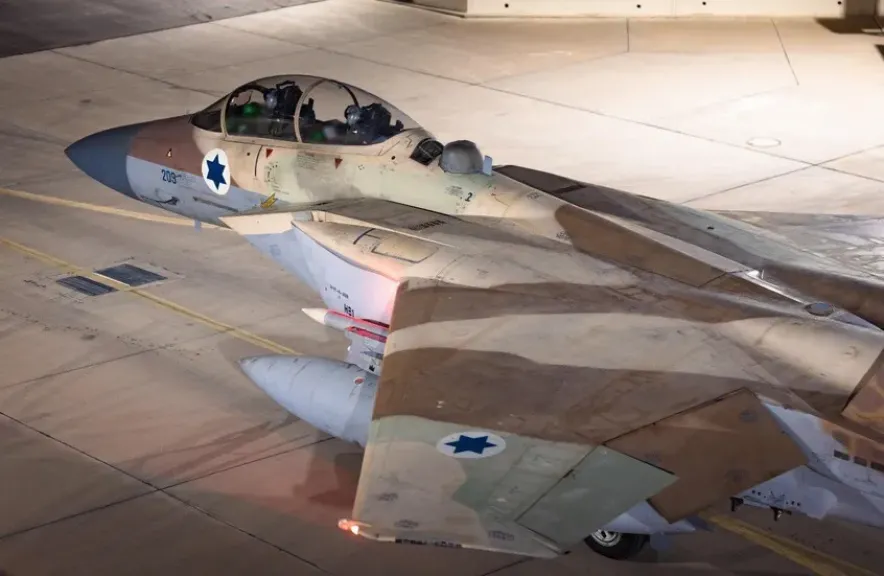 فضيحة عسكرية أم استراتيجية مقصودة؟.. طيارو إسرائيل تخلصوا من ذخائر حرب إيران فوق غزة!