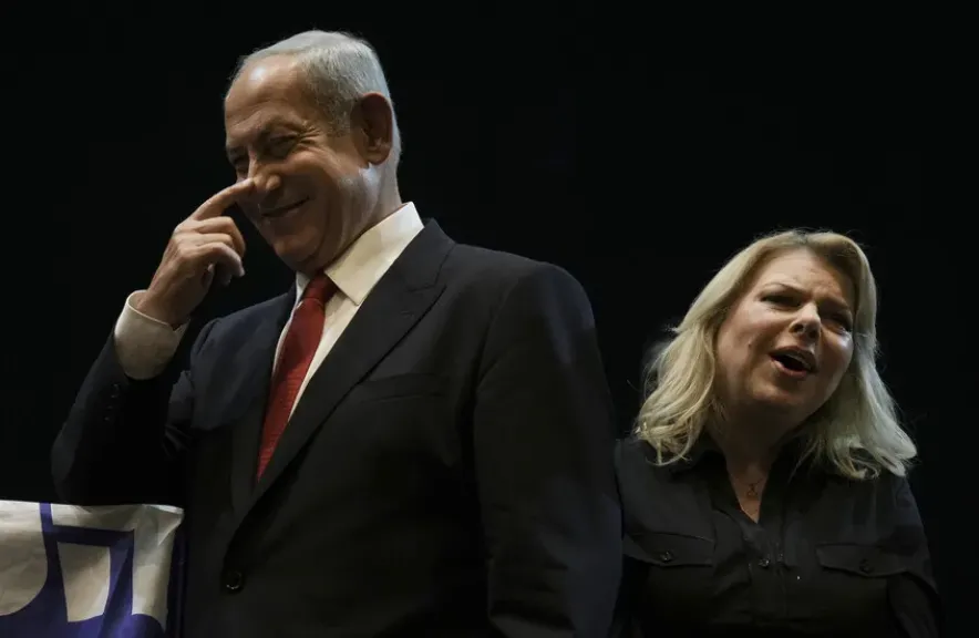 فضائح داخل مكتب نتنياهو: سارة تشعل ”وكر الدبابير”.. إقالات واستقالات بالجملة بسبب تدخلاتها