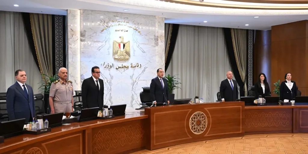 مجلس الوزراء يقف دقيقة حدادًا على أرواح شهداء حادث الدائري الإقليمي وحريق سنترال رمسيس