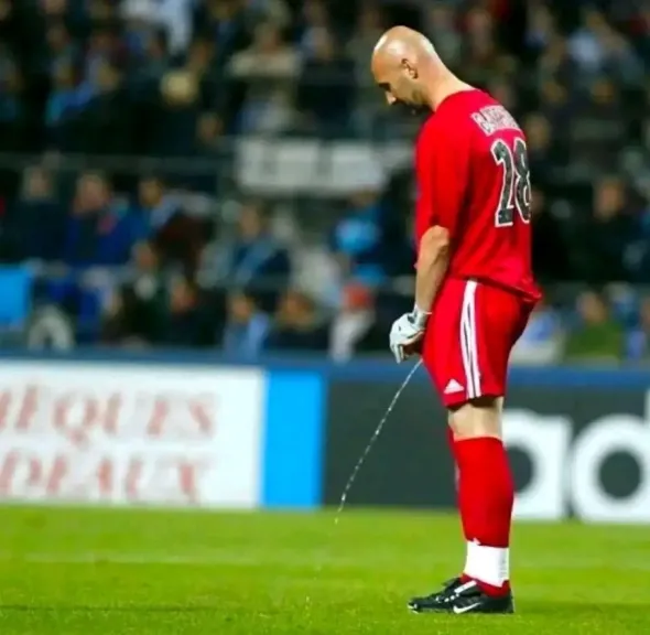 لقطة نادرة.. عندما ”تبول” بارتيز في الملعب أمام 60 ألف متفرج دون عقاب!