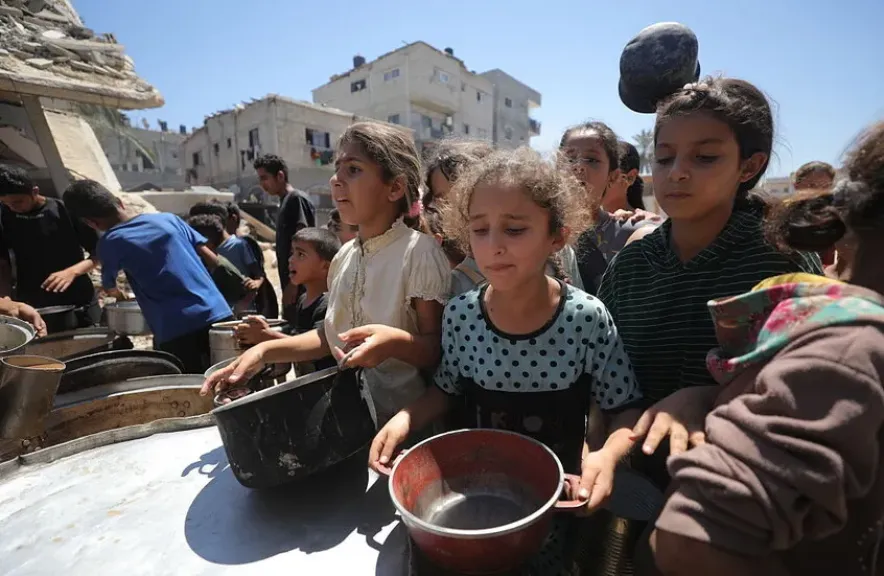 مجزرة المساعدات في غزة: مقتل 798 مدنياً منذ مايو أثناء بحثهم عن الغذاء وسط تصاعد الغارات الإسرائيلية