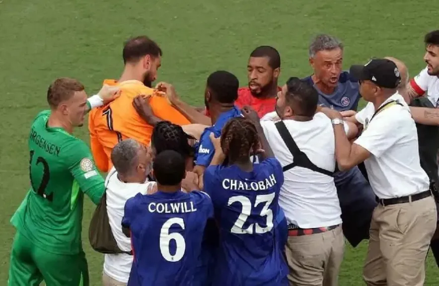 مدرب باريس سان جيرمان يعتدي على نجم تشيلسي بعد نهائي كأس العالم للأندية 2025 (فيديو)