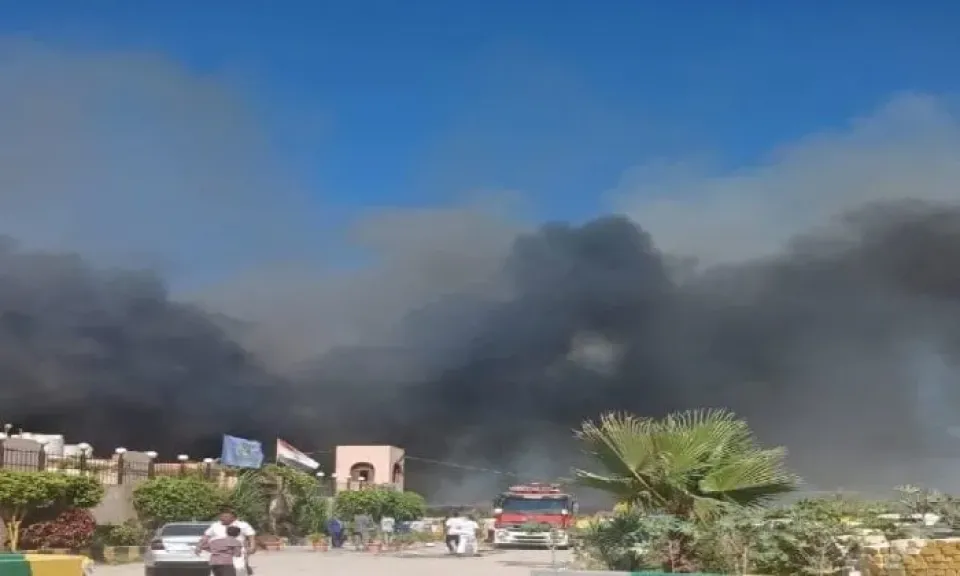 لهب وسحب دخان في سماء الإسكندرية.. حريق هائل في بتروكيماويات العامرية