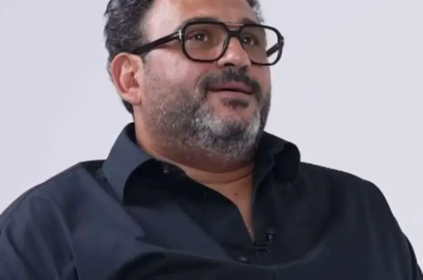 أكرم حسني يكشف حقيقة ”فيديو الخناقة” المتداول على مواقع التواصل