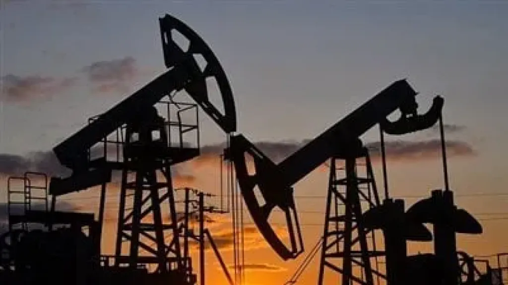 النفط ينتعش.. صعود في العقود الآجلة بدعم من تحسن الطلب وهدوء التوترات التجارية