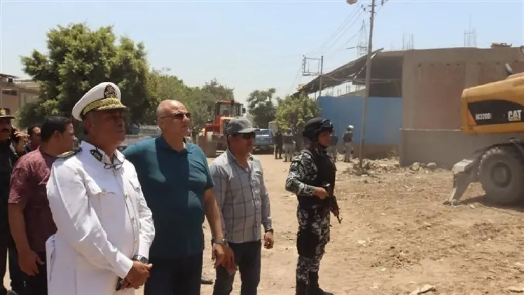حملة قوية في قليوب.. محافظ القليوبية يشرف على إزالة تعديات الأراضي الزراعية