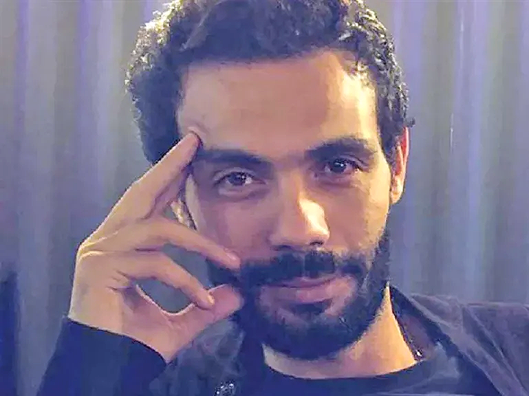 سيجارة كادت تُشعل كارثة.. حريق في عمارة الفنان شريف إدريس!