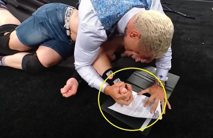 كودي رودز يجبر جون سينا على توقيع نزال سمرسلام بعد شجار عنيف في عرض سماكداون-شاهد الفيديو