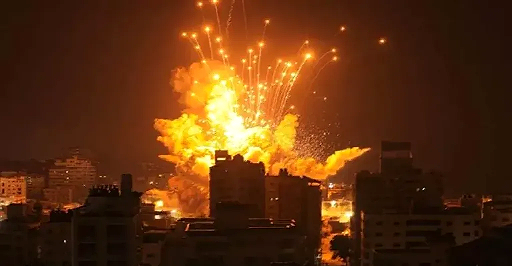 عاصفة نيران إسرائيلية تجتاح اليمن.. هجوم عنيف يربك المشهد الإقليمي!