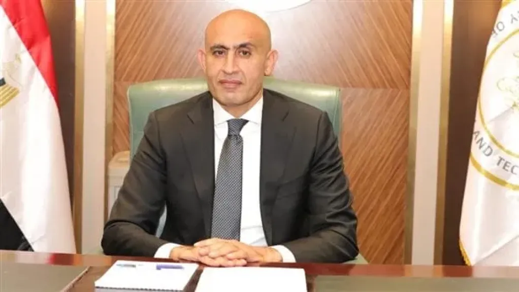 فرحة مزدوجة.. وزير التعليم يتواصل مع أوائل الثانوية قبل إعلان الأسماء