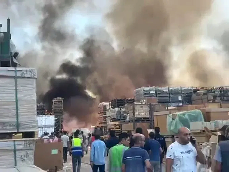 ألسنة اللهب تلتهم مستودع شركة قهوة كبرى بأكتوبر.. والسبب غامض حتى الآن