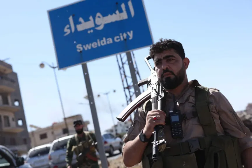 تنكر واختراق.. باراك: مسلحو داعش دخلوا السويداء بزي حكومي