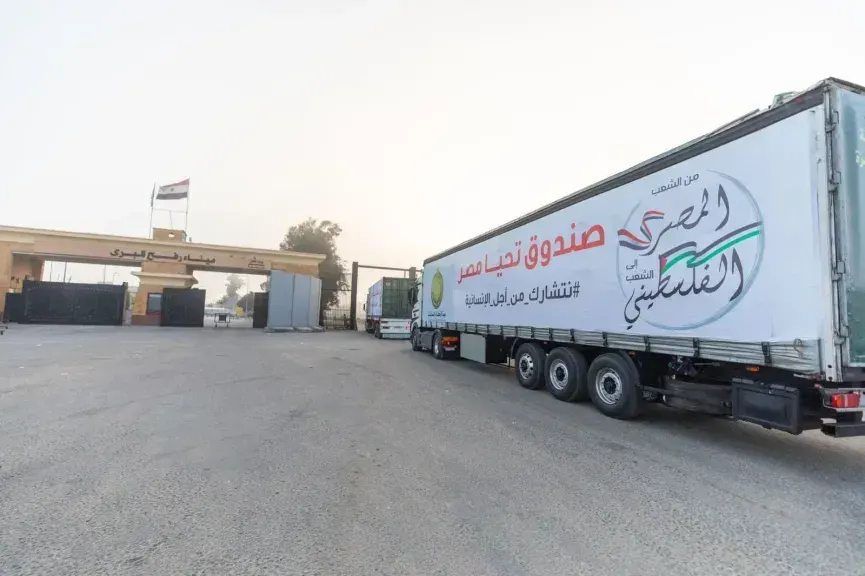 مشهد الأمل في غزة.. 166 شاحنة مساعدات تتدفق عبر «زكيم» و«كرم أبو سالم»