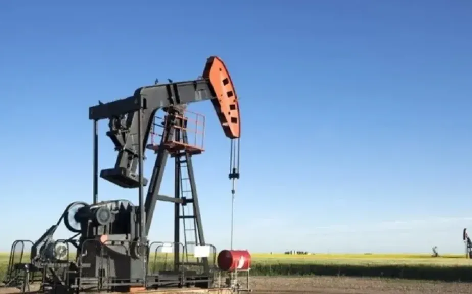 النفط يقفز مجددًا.. تفاؤل تجاري وتراجع المخزونات يدفعان الأسعار للارتفاع