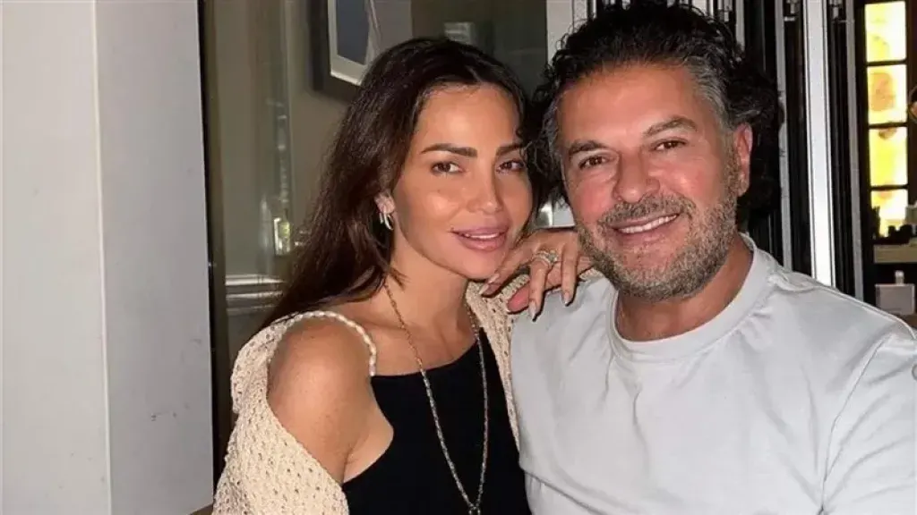 قبلة على المسرح تشعل السوشيال ميديا.. ورد صادم من راغب علامة!
