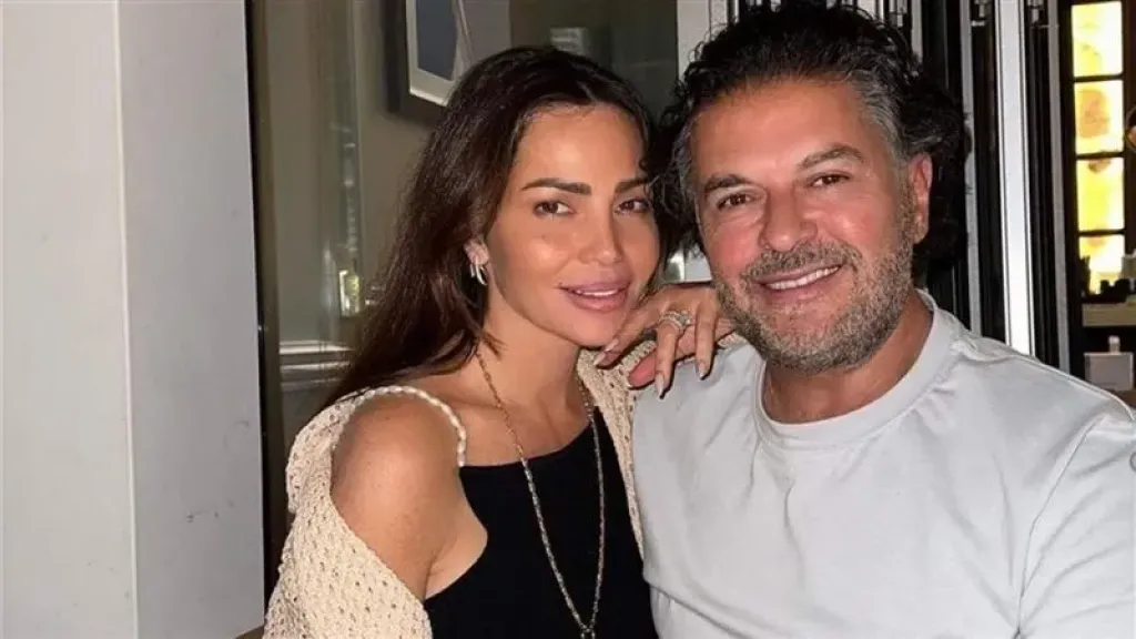 قبلة على المسرح تشعل السوشيال ميديا.. ورد صادم من راغب علامة!