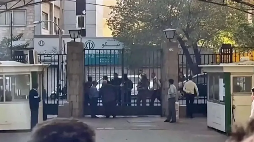 قنابل وهجوم ضخم على مبنى القضاء.. تفاصيل الهجوم بالسلاح الحي في إيران اليوم