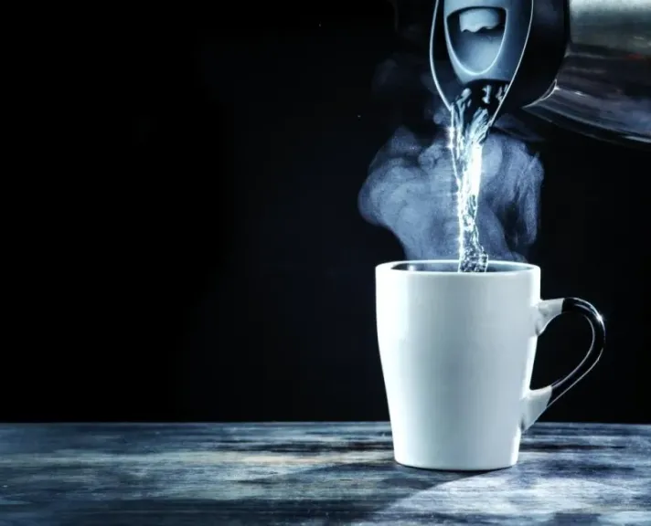 ابدأ يومك بطريقة مذهلة.. 10 فوائد سحرية للماء الساخن صباحًا