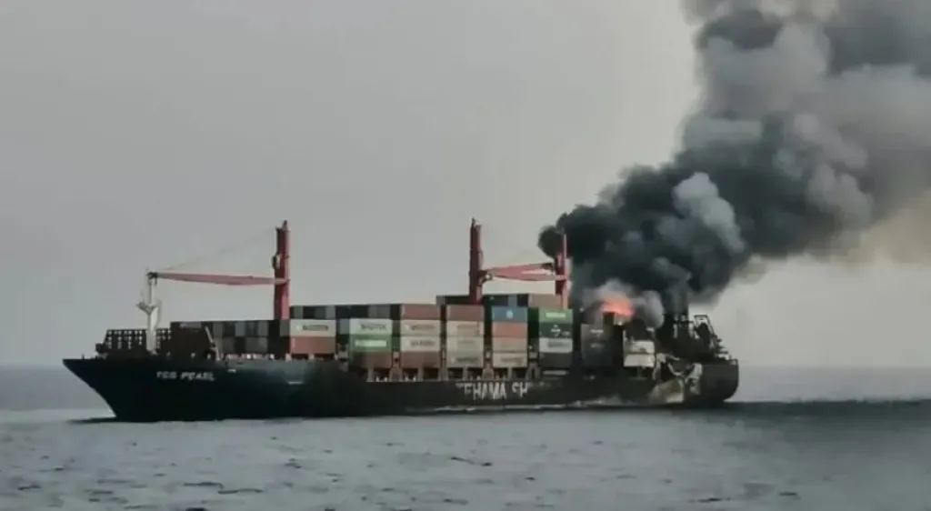 سحب السفينة المحترقة بخليج السويس.. ”البترول” تحمي الملاحة البحرية وتنقلها لممر آمن