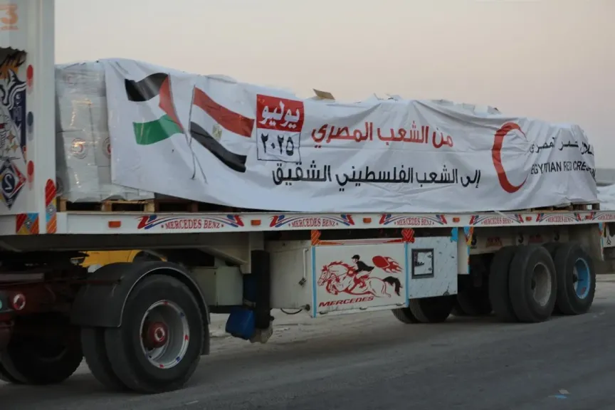 القافلة الرابعة للهلال الأحمر تصل عبر رفح.. مساعدات مصرية متواصلة لدعم غزة