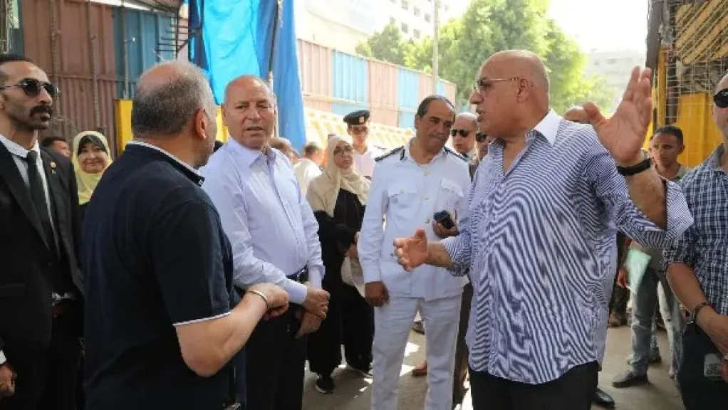 نقلة مرتقبة.. محافظ القاهرة يشرف على انتقال الباعة الجائلين للأزبكية إلى جراج العتبة