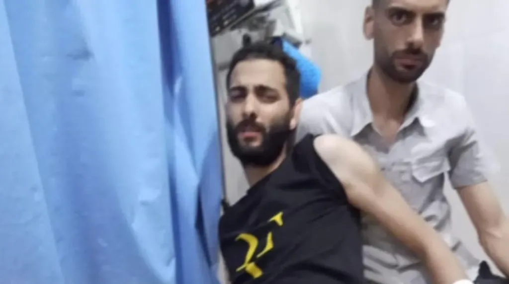 كل جنيه بثمنه دم.. موظف يُسدد ضريبة الإتاوة بجسده!