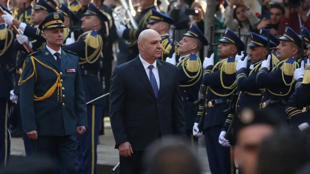 خطاب عيد الجيش يتحول إلى منصة سياسية.. عون يواجه حزب الله ويتوجه لأمريكا