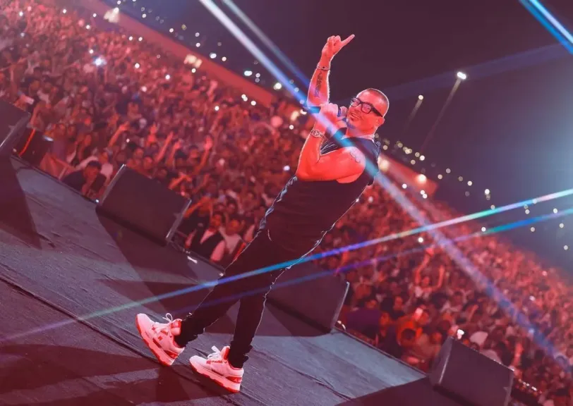 أجواء نارية في العلمين الجديدة.. عمرو دياب يُلهب المسرح ويتفاعل مع الآلاف!