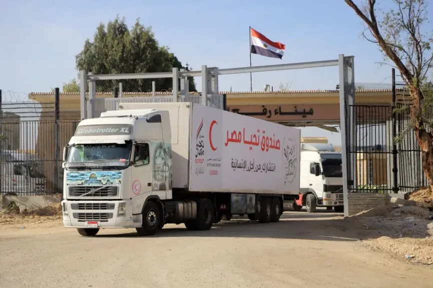 شاحنات المساعدات الطبية تصل غزة.. و”الصحة” الفلسطينية تحذر من سيناريو كارثي للنهب وسط الفوضى