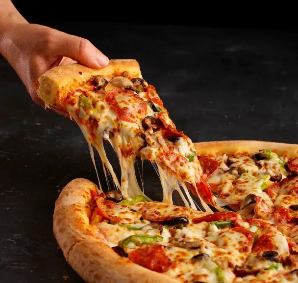 حضري البيتزا في منزلك بنكهة تفوق المطاعم.. خطوة بخطوة لأشهى وصفة!