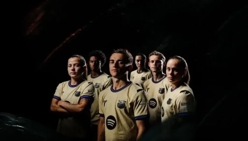 قميص برشلونة.. من ملعب الكامب نو إلى منصة الأرباح التجارية - تفاصيل