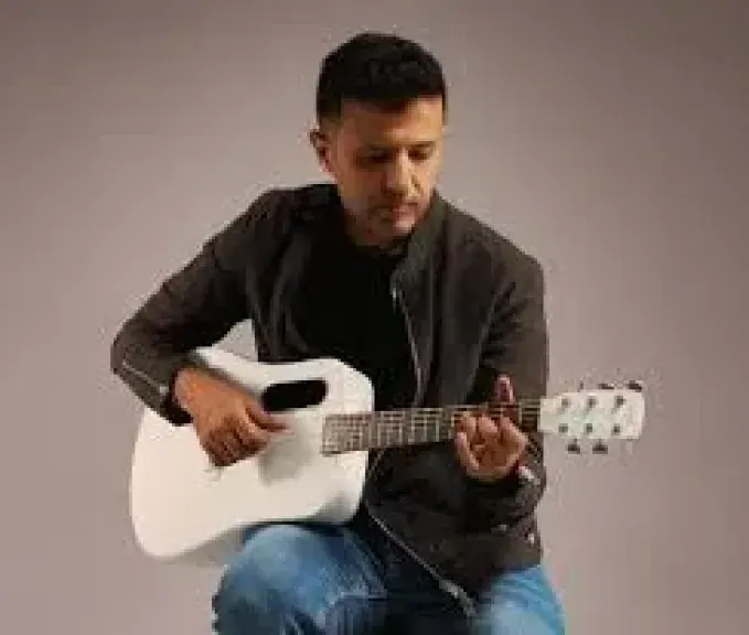 أمسية ساحرة في مارينا.. حمزة نمرة يحيي حفلًا استثنائيًا على المسرح الروماني