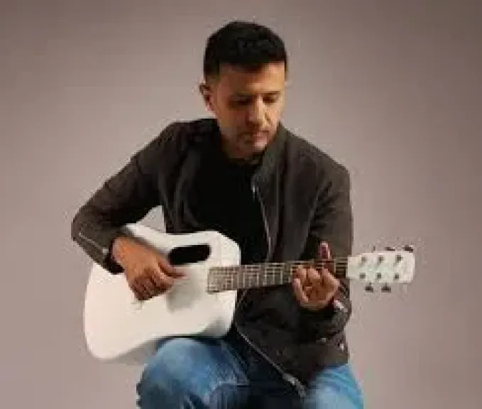 أمسية ساحرة في مارينا.. حمزة نمرة يحيي حفلًا استثنائيًا على المسرح الروماني