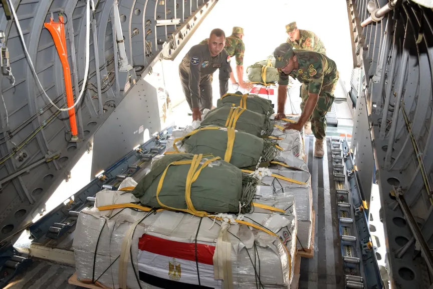 بتعليمات رئاسية عاجلة.. 12 طائرة عسكرية مصرية تُحلّق لإنقاذ غزة بإسقاط شحنات غذاء فوق المناطق المنكوبة