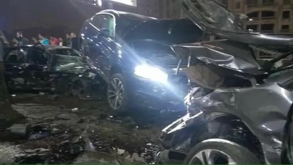 كويتي في حالة سكر يثير الفوضى ويصدم المارة والسيارات وسط ذهول المواطنين--فيديو