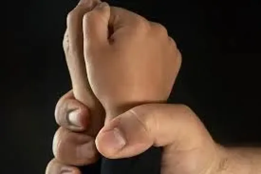 جريمة أسرية هزت الإسكندرية.. الإنترنت يقود أبًا للشروع في قتل نجله