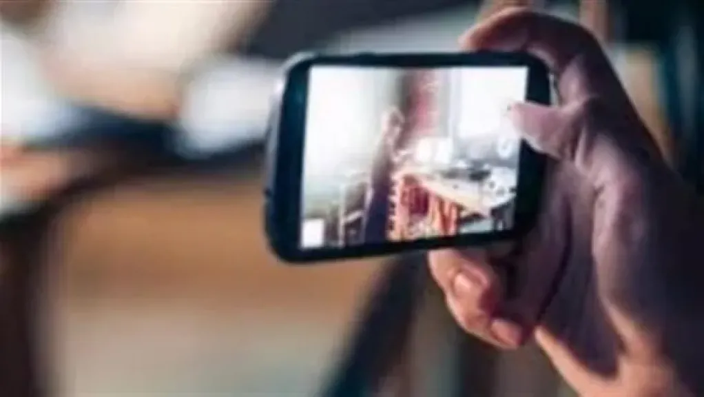 القبض على شاب لتصوير السيدات خلسة بعد إخفاء هاتف داخل حمام بالنزهة