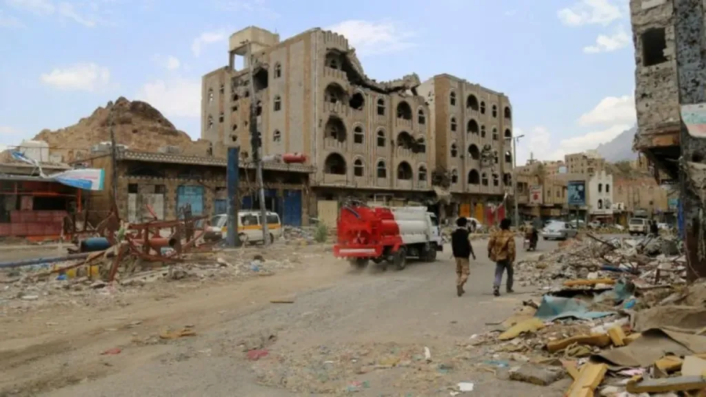 المجمع الرئاسي بصنعاء يتعرض لغارات إسرائيلية وسط توتر متصاعد