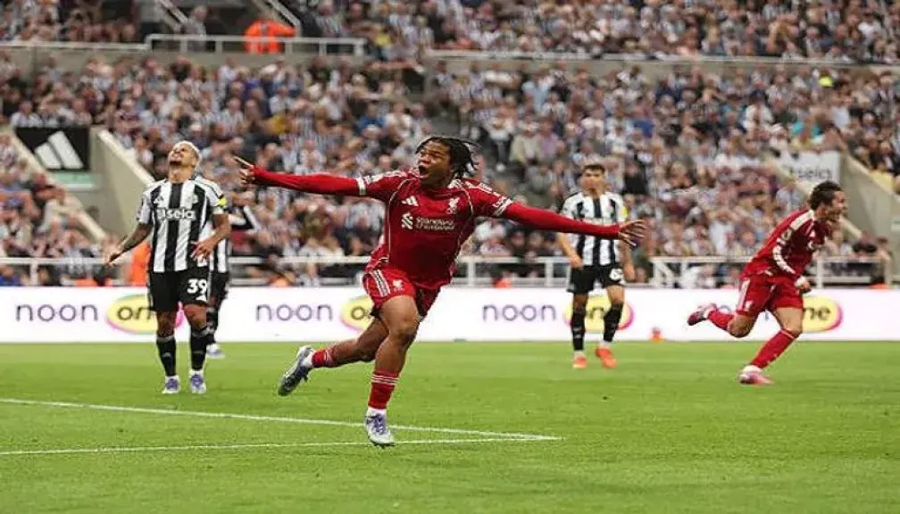 ليفربول يقهر نيوكاسل بسيناريو جنوني ويواصل عقدته في البريميرليج