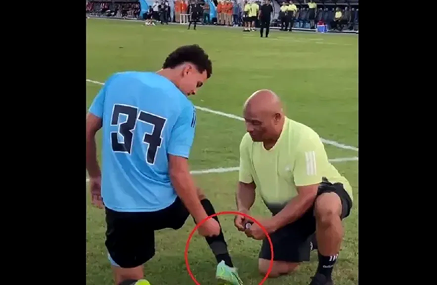 لقطة طريفة في مباراة غزل المحلة والأهلي.. لاعب يضطر لإصلاح حذائه بالشريط اللاصق
